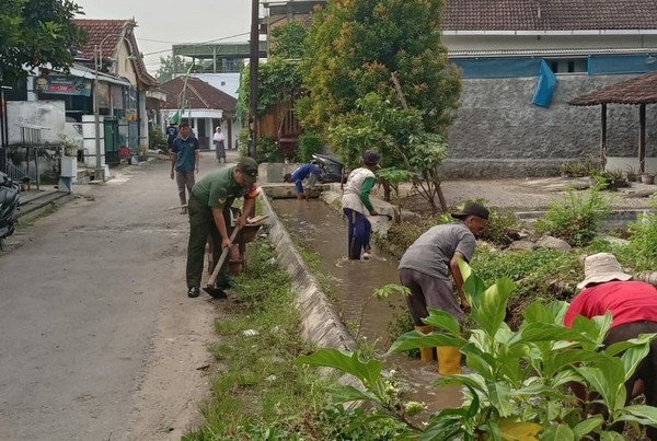 You are currently viewing Babinsa Pagotan bersama Warga Bersihkan Saluran Air