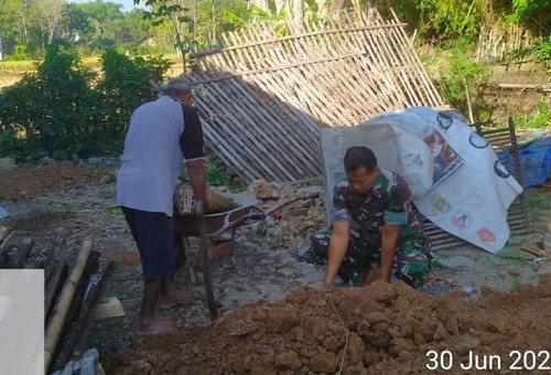 You are currently viewing Babinsa Kodim 0802/Ponorogo Bantu Warga Bangun Jamban