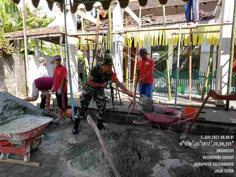 Read more about the article Bersama Warga, Serda Triyo Kerja Bakti Dalam Pengecoran Masjid