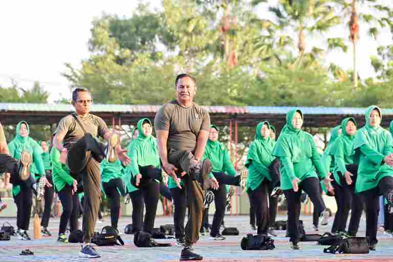 Read more about the article Jaga Kondisi Fisik dan Tumbuhkan Kebersamaan, Pangdam XII/Tpr Laksanakan Olahraga Bersama