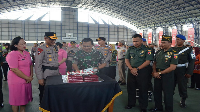 You are currently viewing TNI Berikan Kejutan Jajaran Kepolisian di Hari Bhayangkara ke- 77