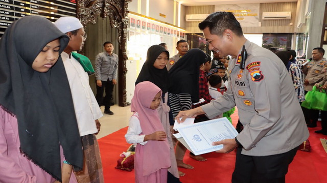 You are currently viewing Kapolres Grobogan Rayakan Ulang Tahun Bareng 41 Anak Yatim Piatu
