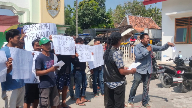 You are currently viewing Warga Desa Asem Rudung Tuntut  2 Oknum Perangkat Desa Segera Diberhentikan