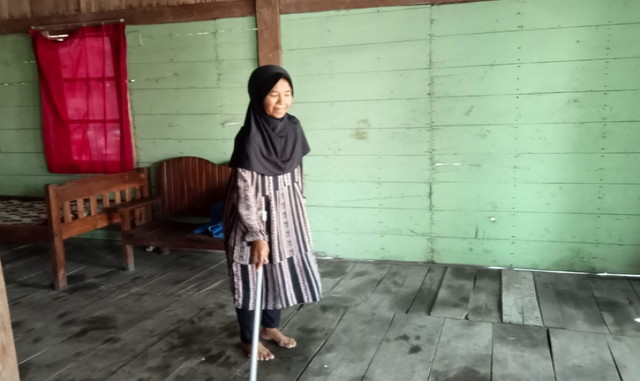 You are currently viewing Ponirah Bersihkan Rumahnya Yang Akan Dijadikan Penginapan Anggota Satgas TMMD