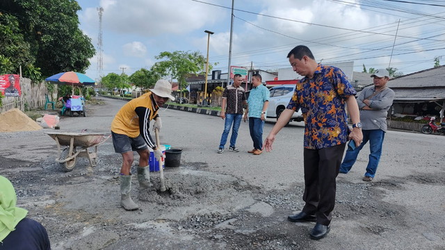 You are currently viewing DPRD, PWI dan Warga Tubaba, Tambal Jalan Berlubang