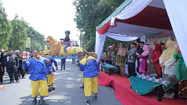 You are currently viewing Bupati Asahan Lepas Parade Seni dan Budaya 14 Etnis