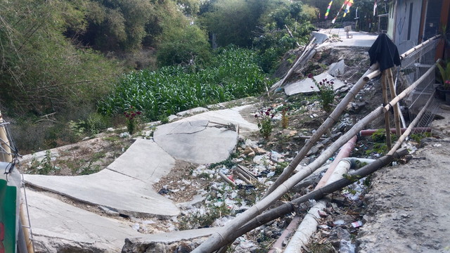 You are currently viewing Jalan Desa Ambrol, Belum Jelas Kapan Diperbaiki