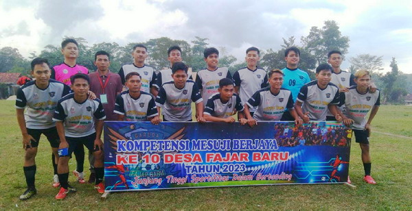 Read more about the article Turnamen Mesuji Berjaya, PJ Kades Fajar Baru Ikut Bermain Sepak Bola