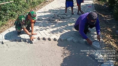 You are currently viewing Bantu Pasang Paving Blok, Babinsa Koramil 16/Pangkur Tumbuhkan Semangat Gotong Royong