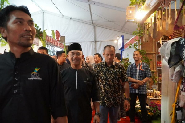 You are currently viewing Danrem 081/DSJ Hadiri Literasi Digital bersama Iwan Fals di Alun alun Reksogati Madiun