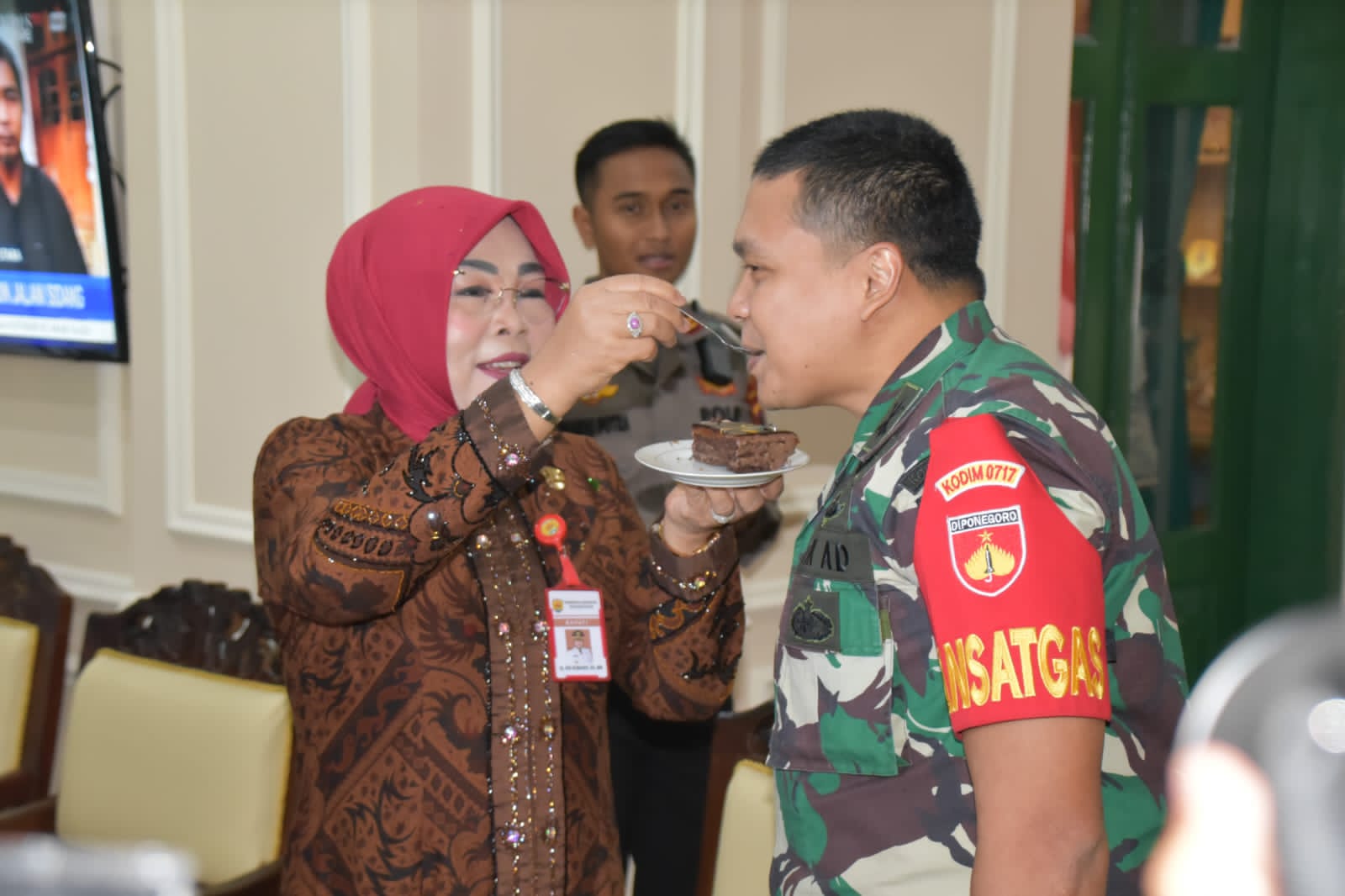 You are currently viewing Bupati Beserta Kapolres Berikan Kejutan Kepada Dandim 0717 Grobogan