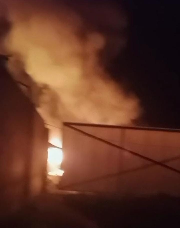 Read more about the article Penampungan Minyak Diduga Ilegal Dikelurahan Mangun jaya  Ludes Terbakar