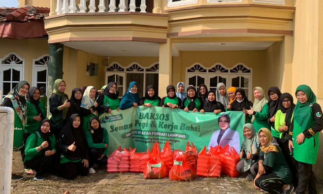 Read more about the article Senam Pagi dan Bagikan Sembako: Dr. Zam Zanariah Pimpin Aksi Sosial di Bandar Lampung