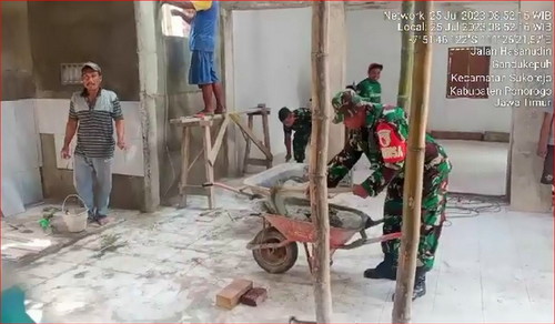 Read more about the article Babinsa Kodim 0802/Ponorogo Kerja Bakti Pembenahan Masjid bersama Warga