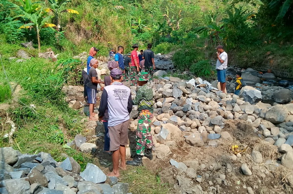 You are currently viewing Bersama Warga, Satgas TMMD ke 117 Kodim Madiun Bangun Pondasi Jembatan