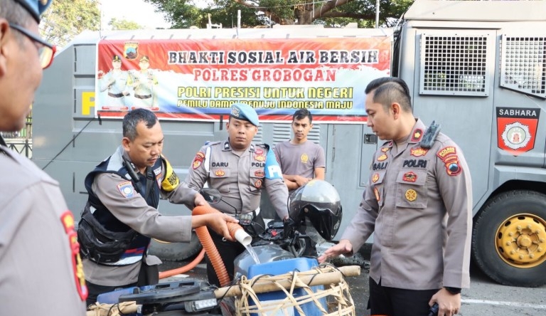 You are currently viewing Kekeringan di Grobogan Semakin Parah, Polisi Diterjunkan Beri Bantuan Air Bersih