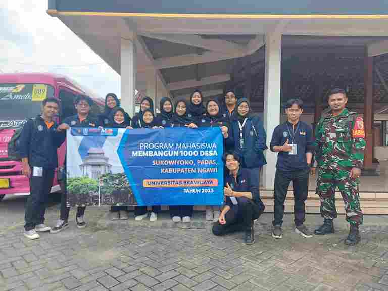 You are currently viewing Babinsa Koramil Padas Dampingi Mahasiswa Unibraw Program MMD 1.000 Desa se-Jatim