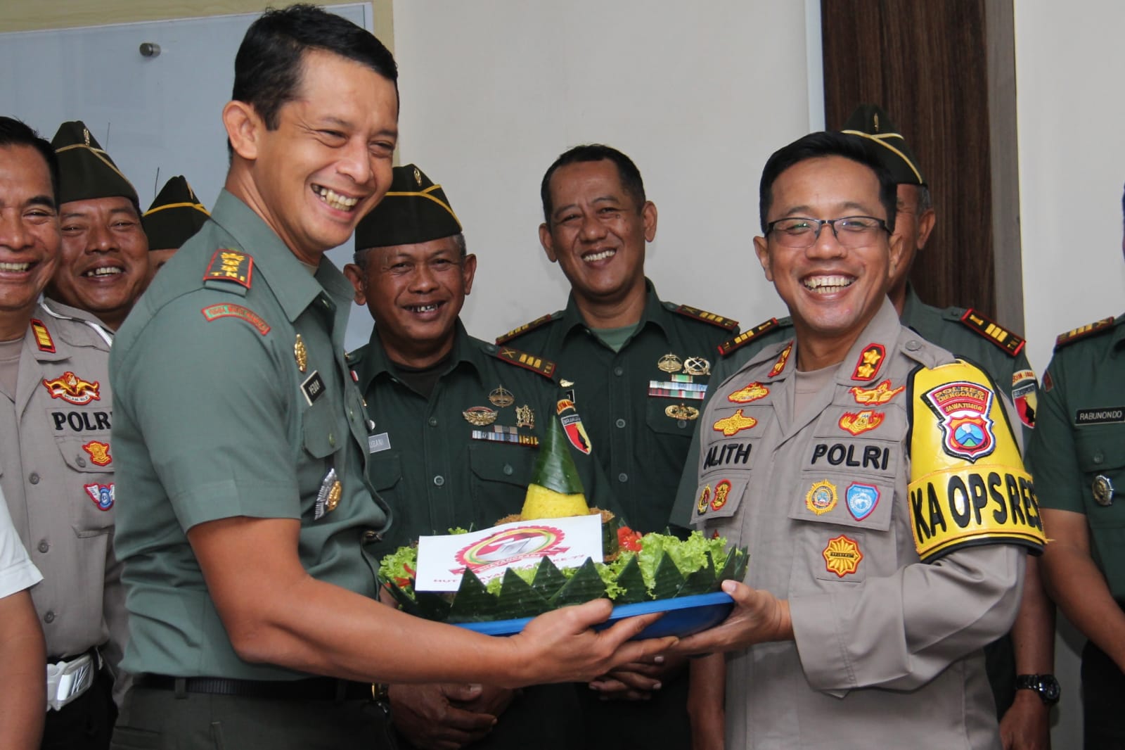 You are currently viewing Sinergitas TNI-Polri dalam Perayaan Hari Bhayangkara ke-77: Surprise Nasi Tumpeng untuk Kapolres Trenggalek