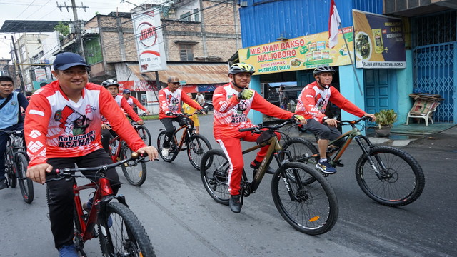 Read more about the article Sambut HUT RI ke-78, Bupati Asahan Ikuti Fun Bike