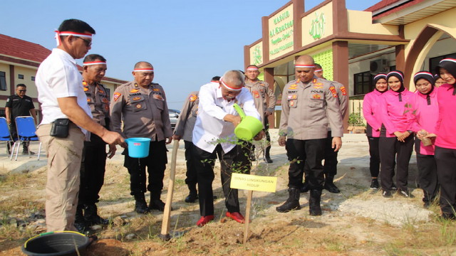 Read more about the article Peduli Penghijauan, Polres Pringsewu Tanam Ribuan Pohon
