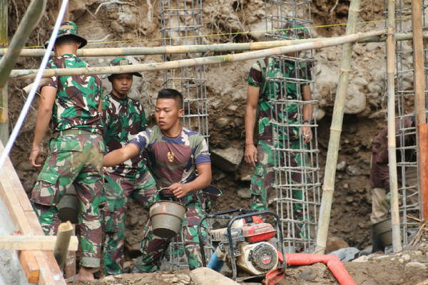 Read more about the article Satgas TMMD Kodim Madiun Mulai Kerjakan Pondasi Jembatan kedua