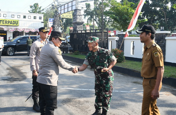 You are currently viewing Danrem 081/DSJ Sambut Kedatangan Kapolda Jatim di Kota Madiun