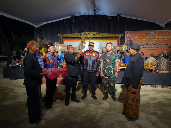 You are currently viewing Peringati HUT Kemerdekaan RI Ke-78, Danramil 0801/03 Arjosari Hadiri Pagelaran Wayang Kulit