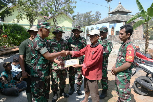 You are currently viewing Jumat Berkah Kodim 0802/Ponorogo Lakukan Baksos dan Kerja Bakti Rutin di Tempat Ibadah