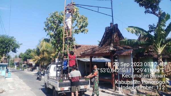 Read more about the article Babinsa Kodim 0802/Ponorogo Bantu Warga Perbaiki Lampu Penerangan Jalan