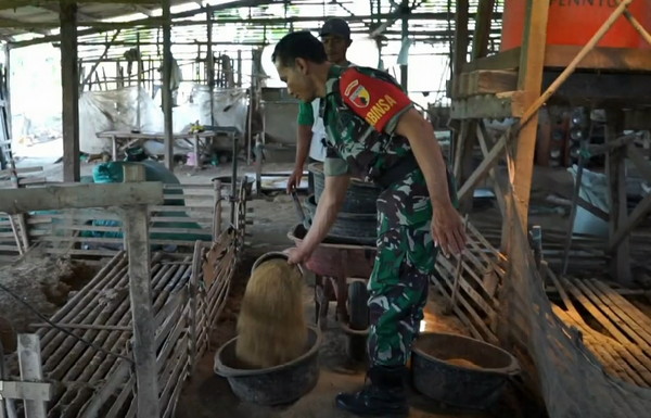 Read more about the article Serma Nurjain, Dari Babinsa Tempur Jadi Juragan Bebek Petelur