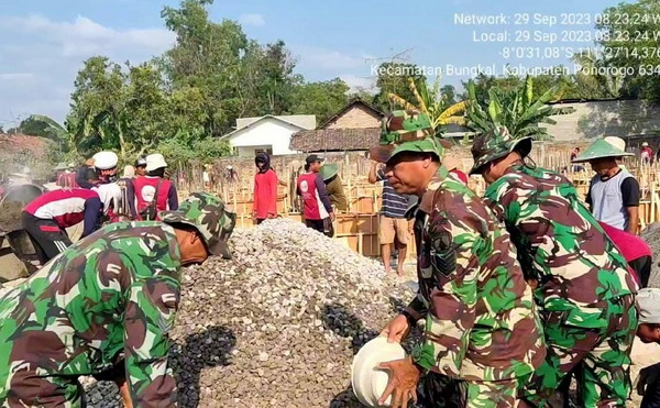 Read more about the article Gotong Royong, Anggota Kodim 0802/Ponorogo Bangun Masjid  bersama Masyarakat