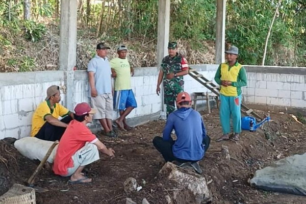 You are currently viewing Babinsa Koramil Ngrambe Berikan Pelatihan Pengolahan Kotoran Hewan Menjadi Pupuk kepada Warga Binaannya