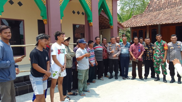 You are currently viewing Kesal, Mushola  Dijadikan Tempat Karaoke, Warga Ini Pasang Pagar Bambu