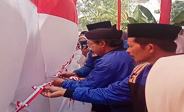 Read more about the article Hari Sumpah Pemuda, Pemuda Shiddiqiyyah Serahkan Rumah Layak Huni