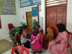 Read more about the article Babinsa Koramil Mantingan Dampingi Kegiatan Posyandu Di Wilayah Binaannya