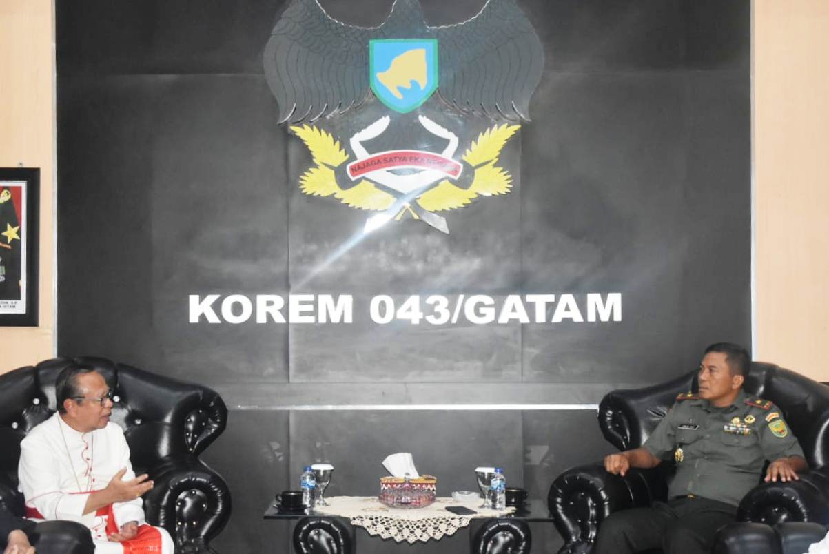 You are currently viewing Keuskupan Umat Katolik Di Lingkungan TNI Sambangi Korem 043/Gatam