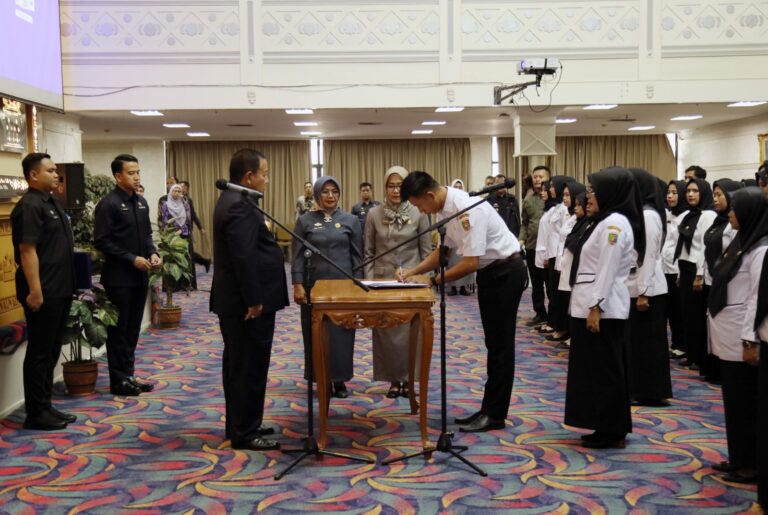 Read more about the article Gubernur Lantik 944 Pejabat Fungsional PPPK Guru, Tenaga Kesehatan dan Fungsional Teknis