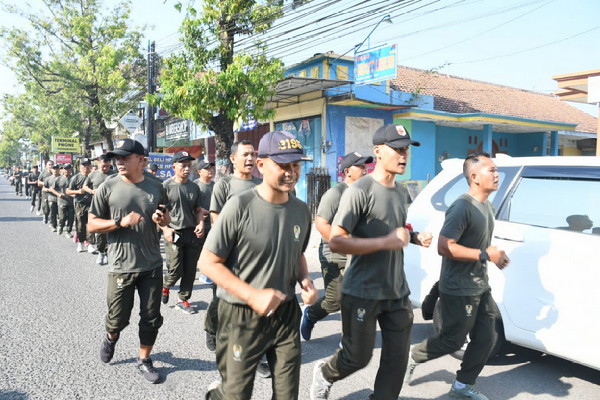 Read more about the article Tetap Sehat dan Bugar, Anggota Kodim 0802/Ponorogo Lakukan Lari Jalanan