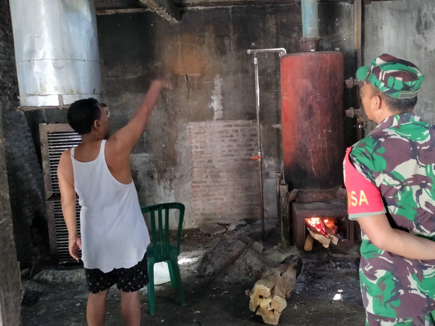 Read more about the article Dukung Perekonomian Warga,Babinsa Koramil Karangjati Dampingi Pelaku UMKM Pembuatan Kerupuk