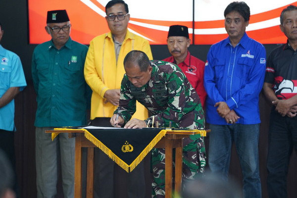 You are currently viewing Dandim Bersama Forkopimda Ikuti Apel Gelar Pasukan Operasi Mantab Brata Semeru