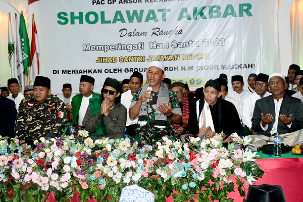 You are currently viewing Serbuan Sholawat di Telaga Ngebel, Danrem 081/DSJ Ingatkan Pentingnya Sholat dan Jaga Kerukunan