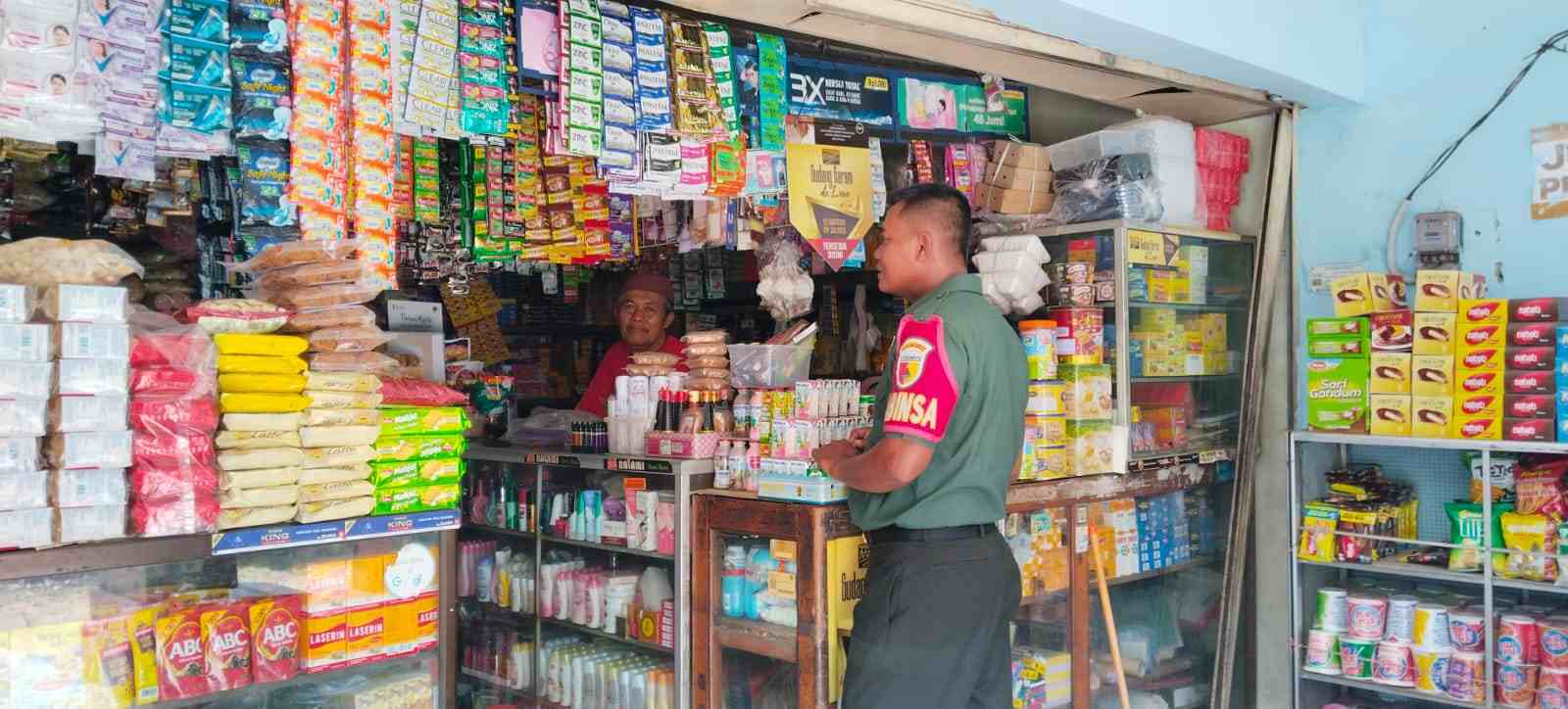 You are currently viewing Pantau Harga Kebutuhan Pokok, Babinsa Koramil Jiwan Blusukan ke Pasar Tradisional.