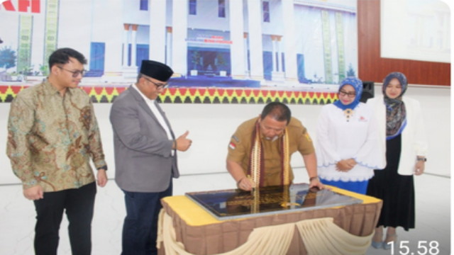 Read more about the article Gubernur Arinal Tandatangani Prasasti Peresmian Kampus B – GSG UMITRA