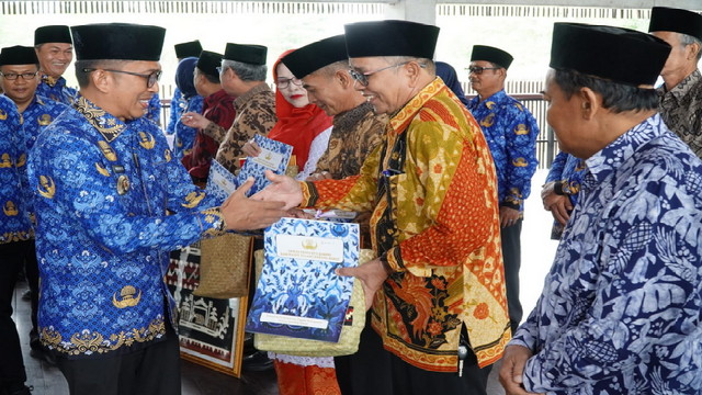 You are currently viewing Peringatan Hut Korpri Pemkab Tubaba Meyerahkan Penghargaan Kepada Purna Bakti