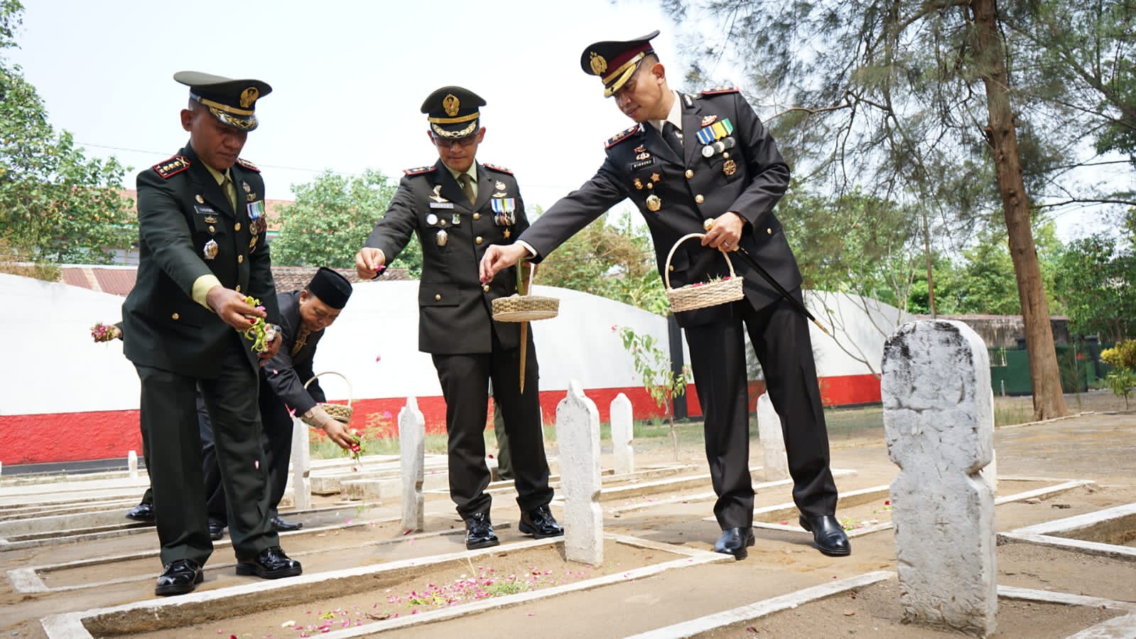 Read more about the article Danrem 081/DSJ Pimpin Upacara Hari Pahlawan ke-78 dan Ziarah Nasional di Ponorogo