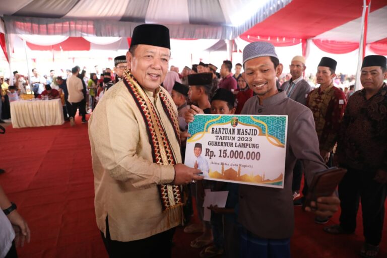 Read more about the article Gubernur Arinal Bersama Ribuan Masyarakat Hadiri Pengajian Akbar