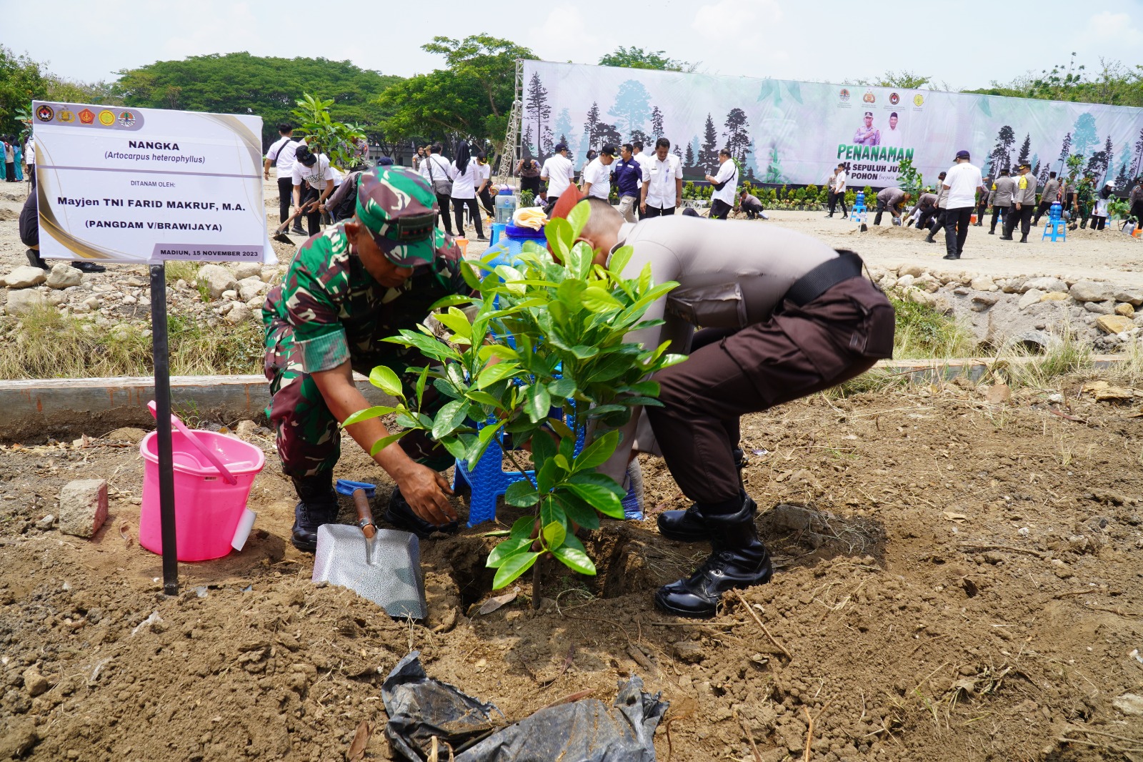 You are currently viewing Danrem 081/DSJ Ikuti Aksi Tanam 10 Juta Pohon bersama Kapolri dan Menko PMK