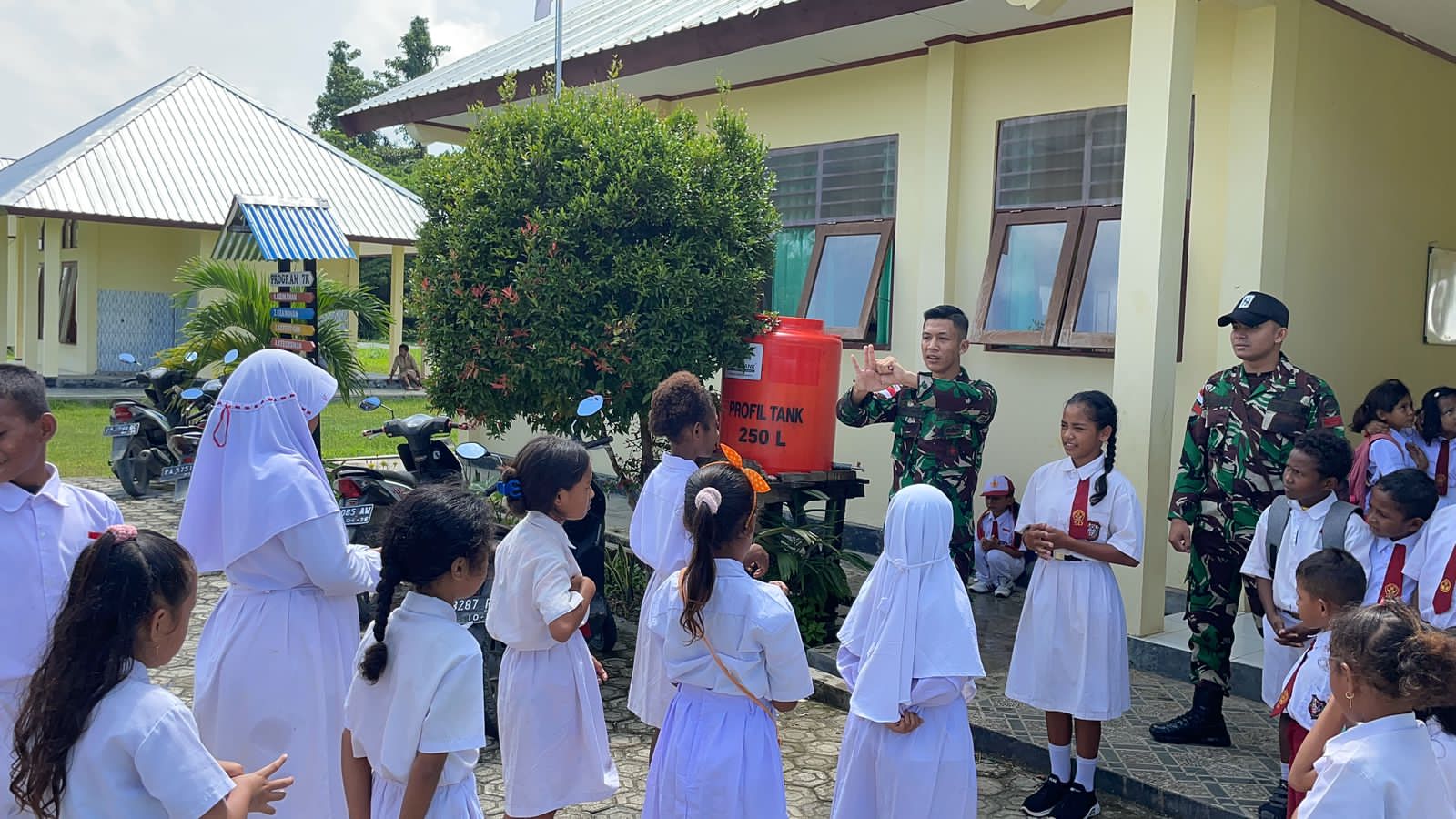 You are currently viewing Satgas Yonif 122/TS Menggelar Sosialisasi Kesehatan di SDN Pitewi