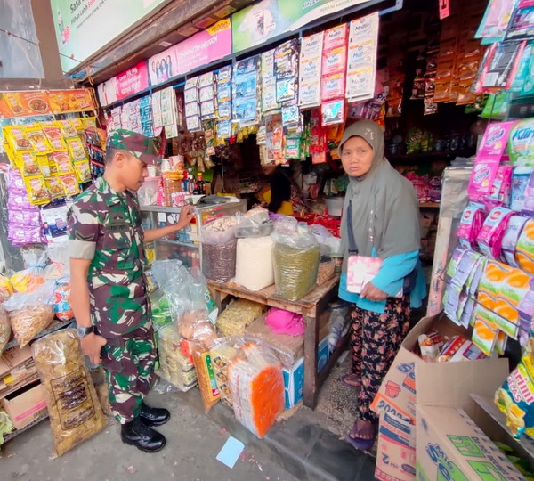You are currently viewing Blusukan Ke Pasar, Babinsa Kaibon Lakukan Pengecekan Harga Sembako