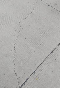 Read more about the article Baru Sepekan, Jalan Cor Beton Sudah Retak